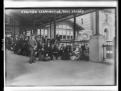 Immigrati ad Ellis Island attendono di essere schedati e visitati 